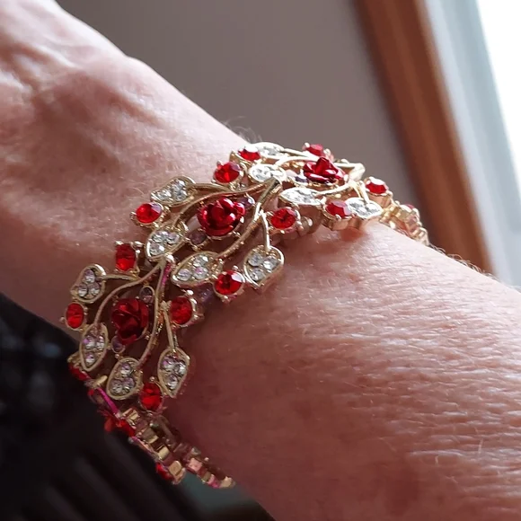 Rhinestones and Roses 🌹  goldtone bracelet,  vintage, EUC - Picture 4 of 9